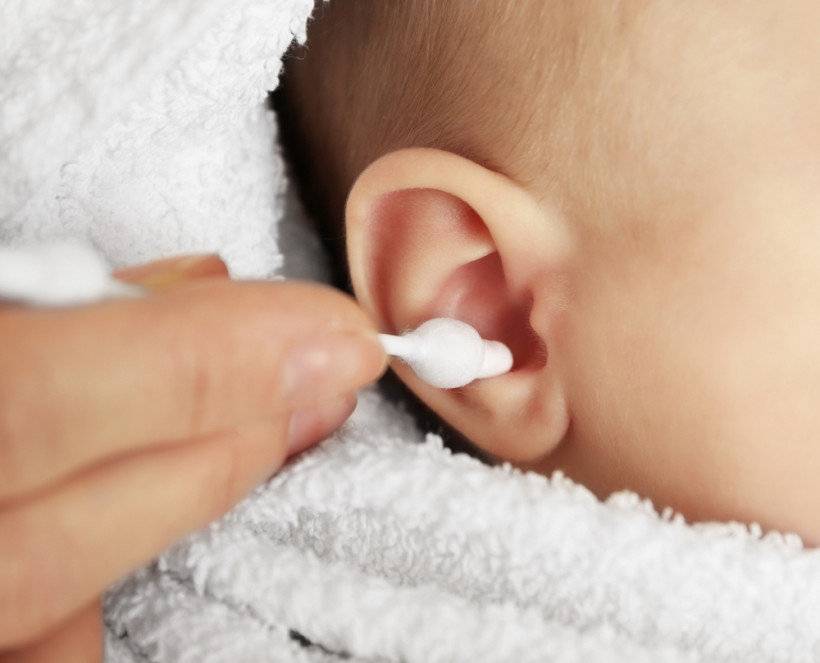 Нужно ли чистить уши грудничку: правильный уход за ушами