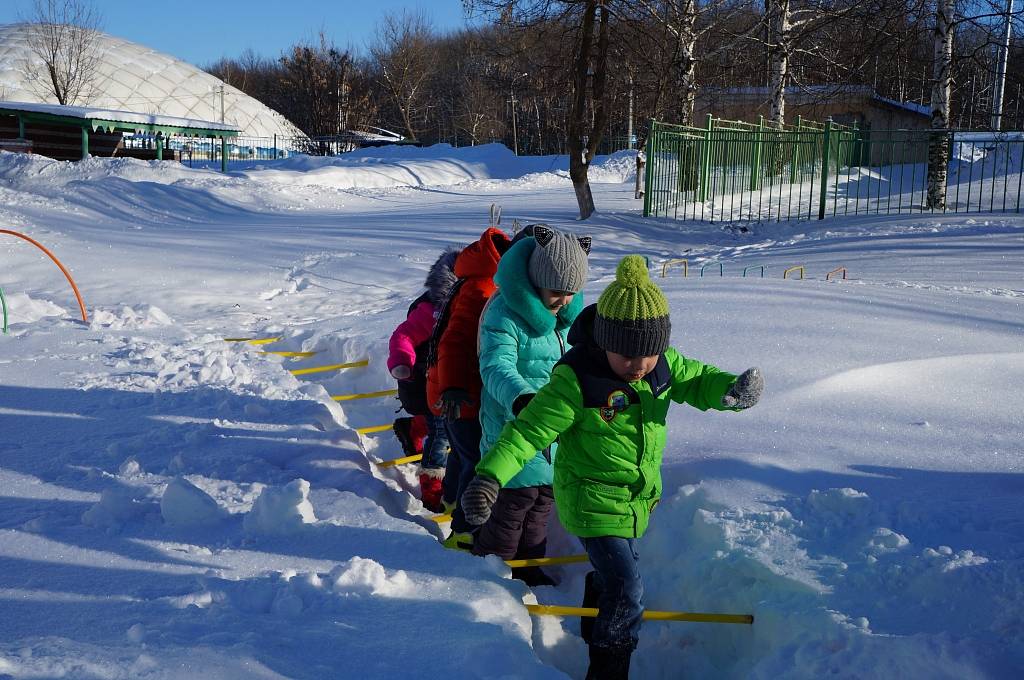 Сценарий зимнего развлечения на улице для детей средней группы (4–5 лет) «зимние забавы со снеговиком». воспитателям детских садов, школьным учителям и педагогам - маам.ру