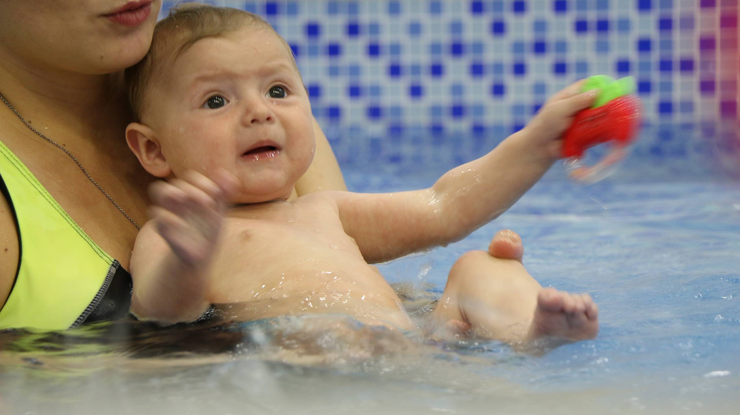 Все о плавании грудничков и новорожденных: видео-уроки и методики обучения навыкам в ванне и бассейне