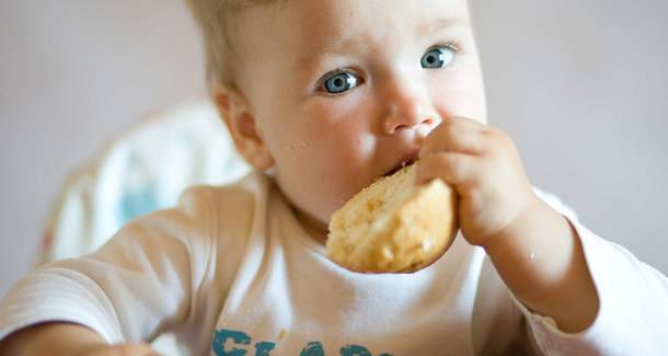 Когда можно давать хлеб ребенку (7 фото): со скольки месяцев давать булку, польза и бывает ли аллергия