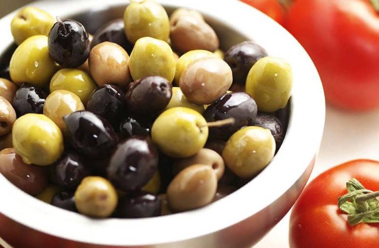Салат с оливками и маслинами - 211 рецепт приготовления пошагово - 1000.menu