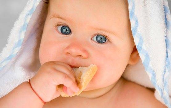 Давать ли хлеб малышу: 4 факта, которые обязана знать каждая мама