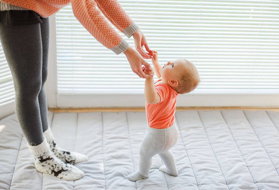 Почему ребенок ходит на носочках (цыпочках): причины, лечение