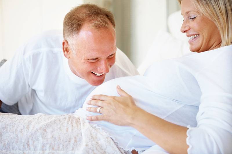 Поздняя беременность и роды, особенности, риски, плюсы и минусы