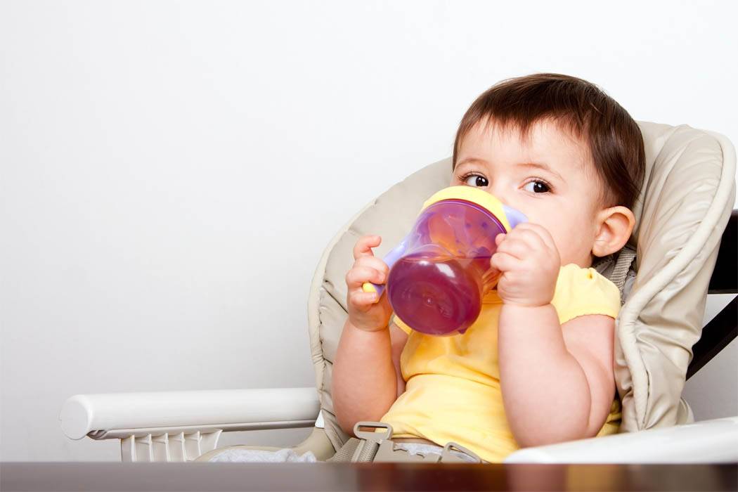 Как научить ребенка пить из трубочки и чем это удобно