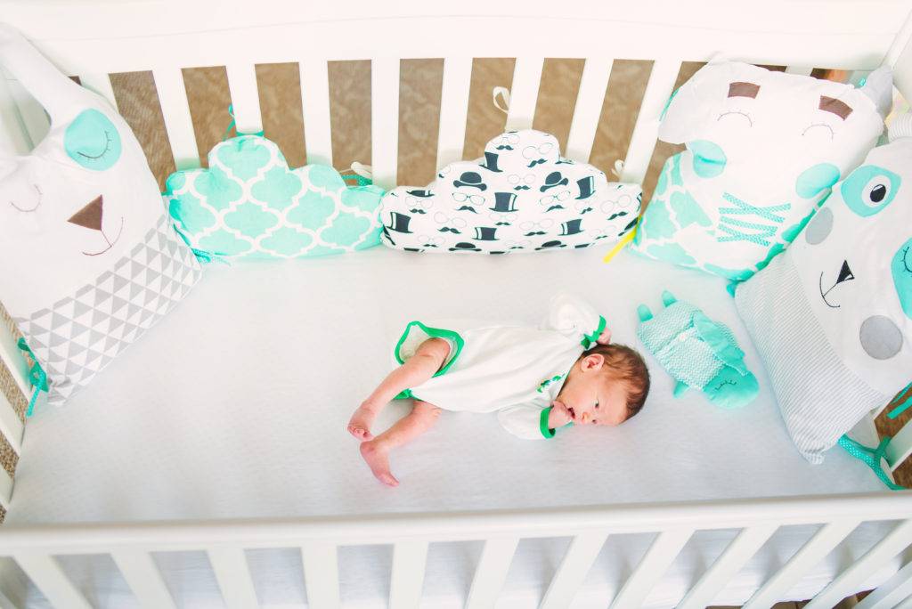 Как научить малыша спать в кроватке?