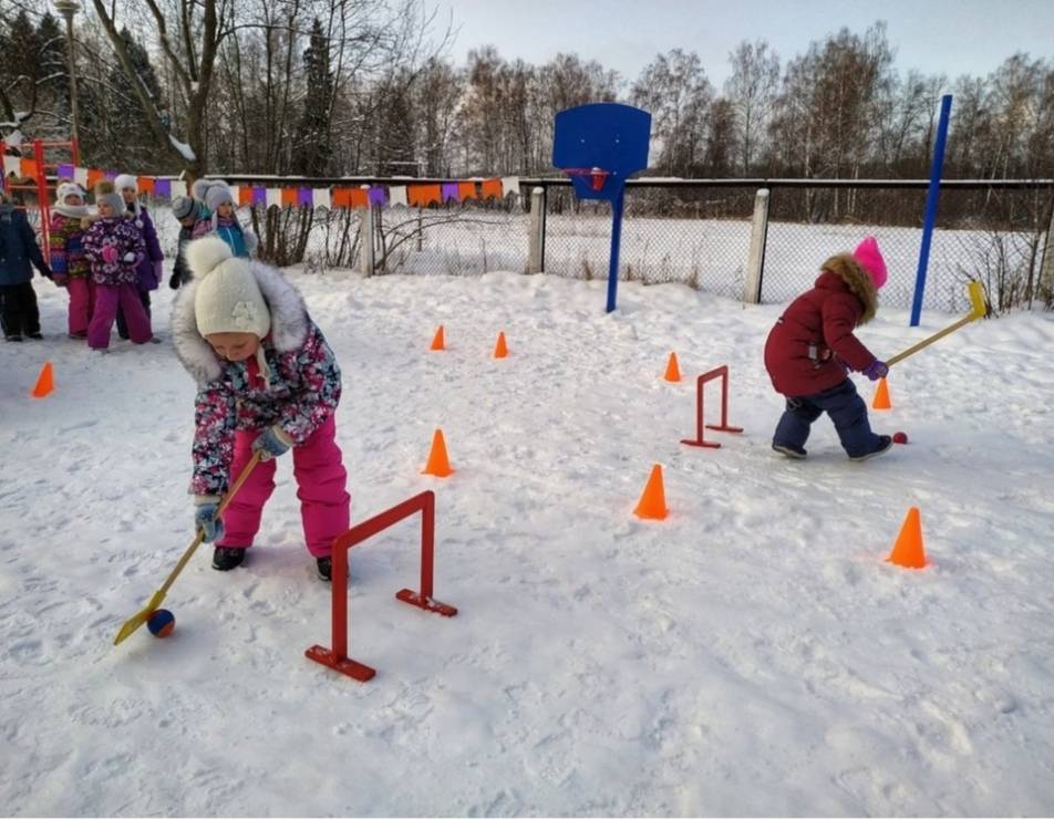 Чем занять ребенка на зимней прогулке:  детские зимние игры на улице