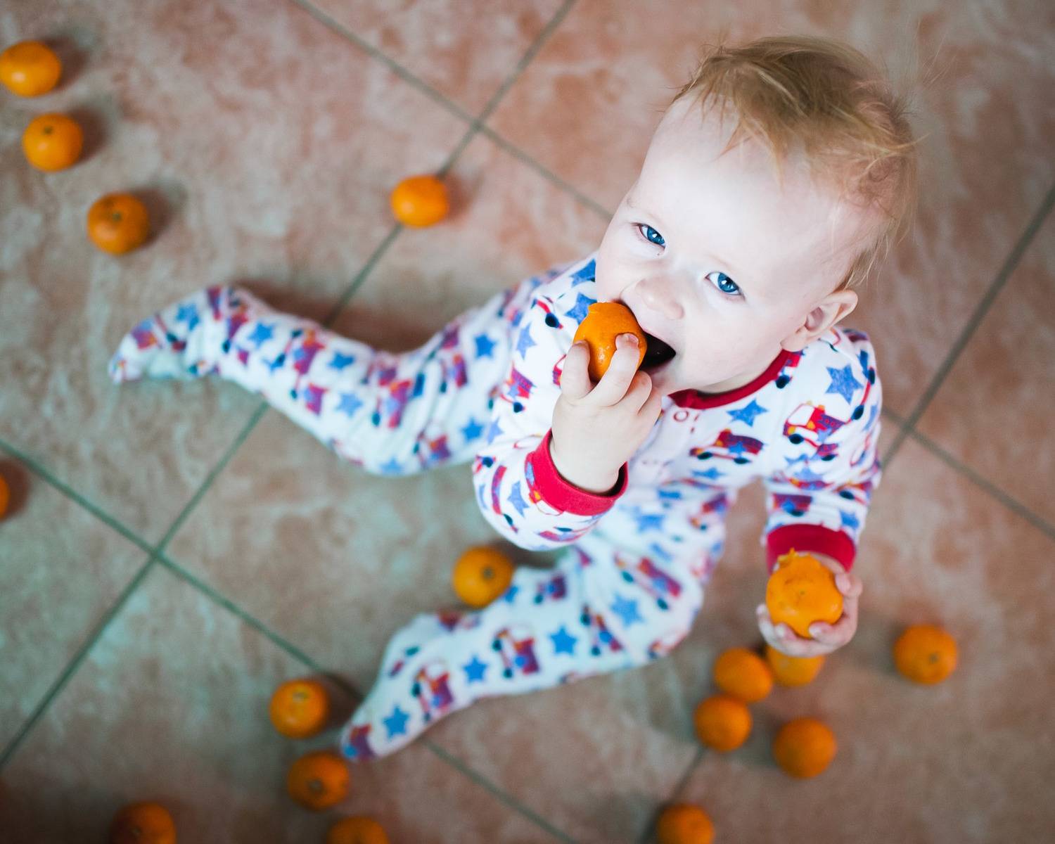 С какого возраста можно давать ребенку мандарины: можно ли дать до года, аллергия