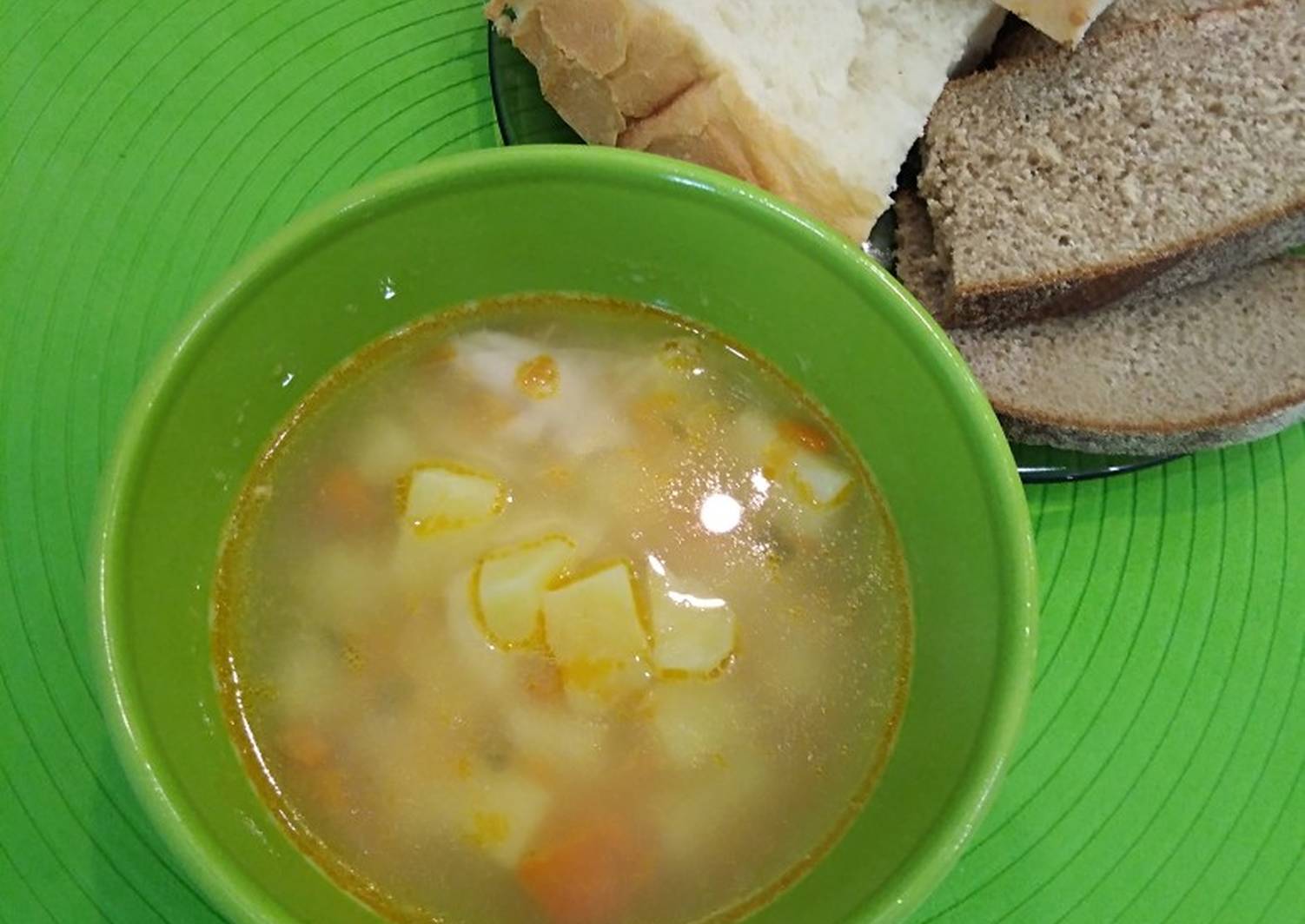 Щавелевый суп детям с какого возраста. Суп для кормящей мамы. Щавелевый суп. Детский гороховый суп. Кормит супом.
