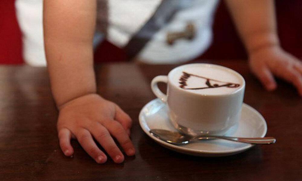 Можно ли давать детям кофе и со скольки лет: польза и вред кофеина для ребенка