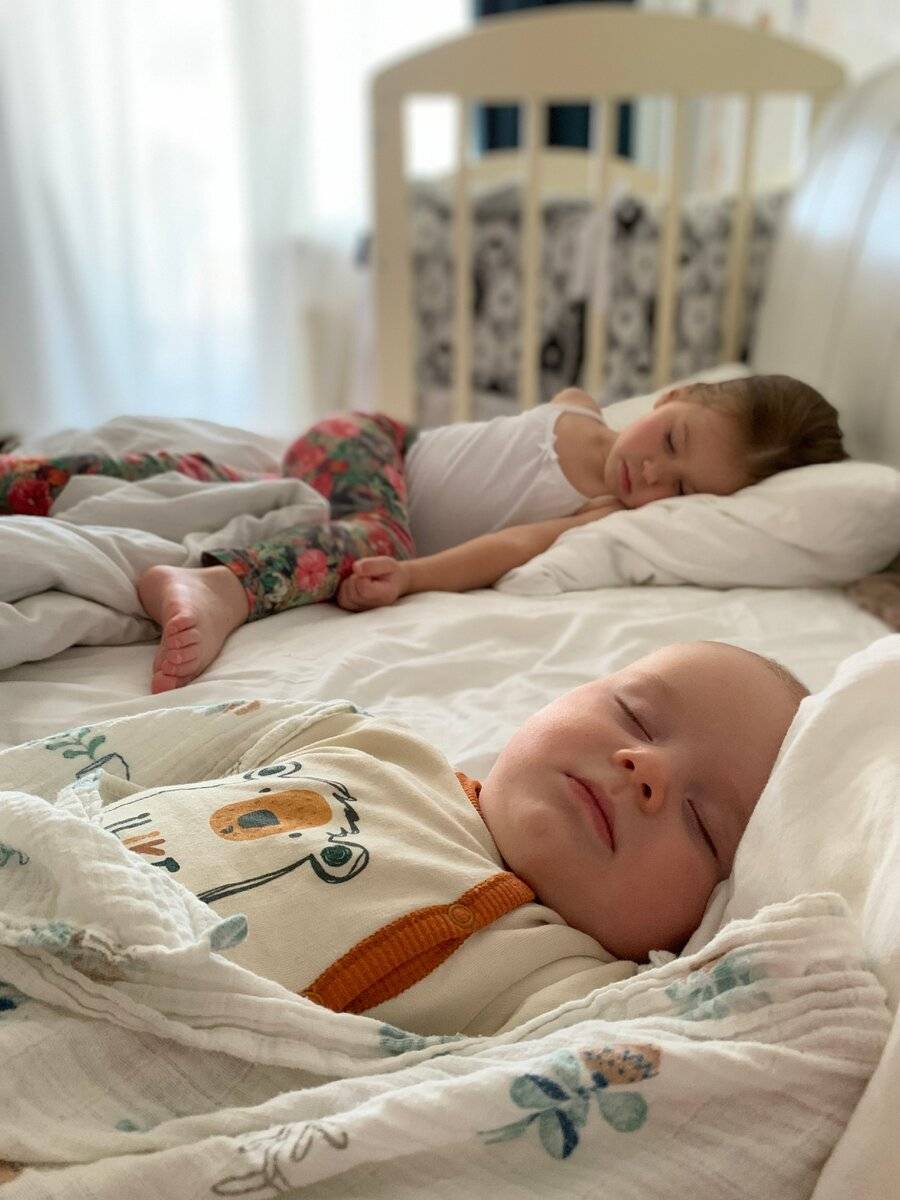 Сон в кроватке: как научить ребенка засыпать одного