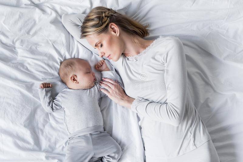 Новорожденный перепутал день с ночью: что делать если грудничок путает дневной и ночной сон