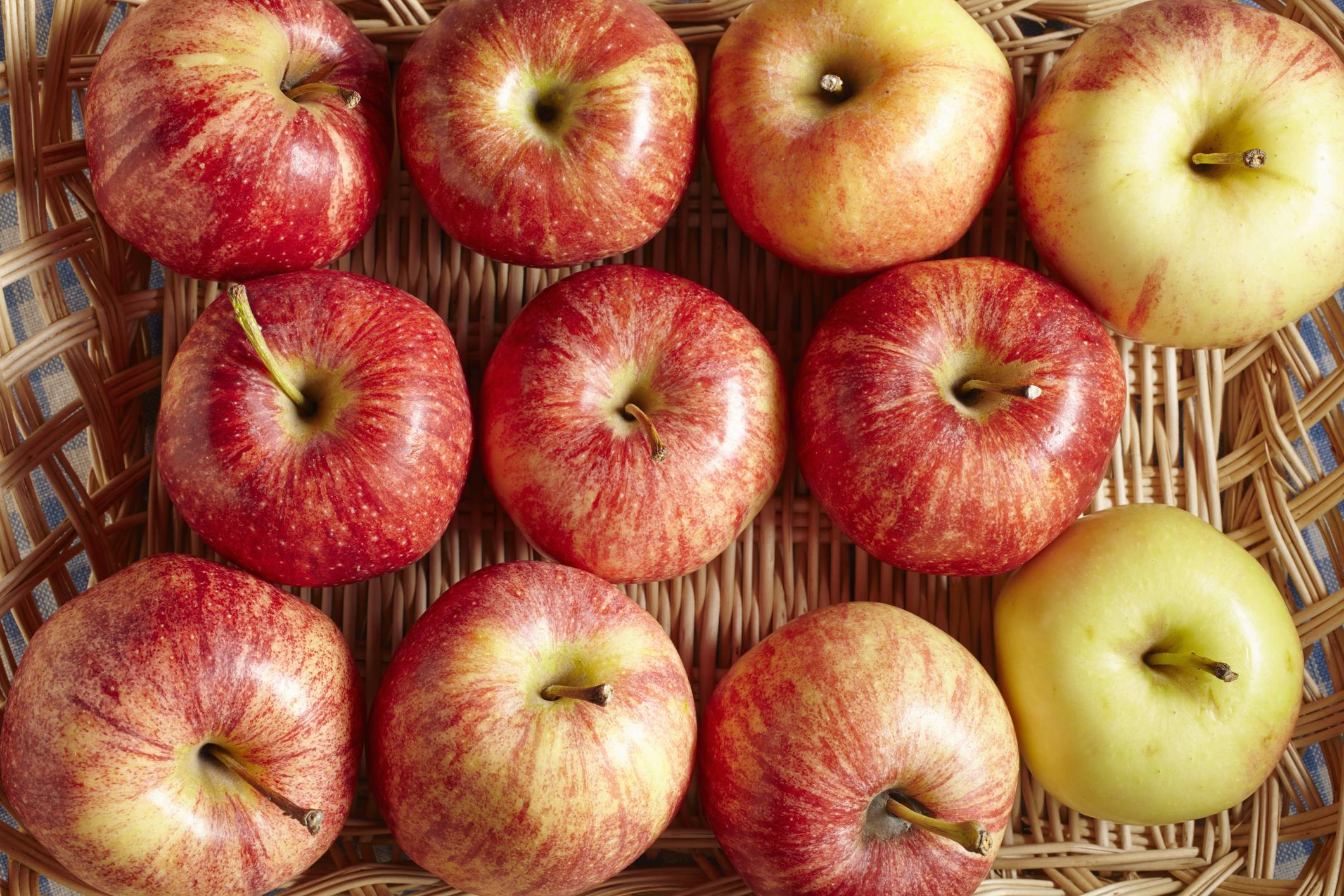 Можно ли яблоки при грудном вскармливании - все про яблоки для кормящих мам