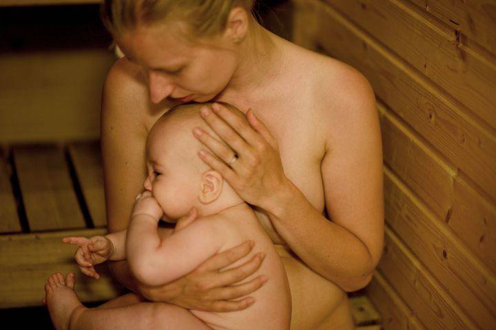 Можно ли кормящей маме ходить в баню и париться в сауне при грудном вскармливании
