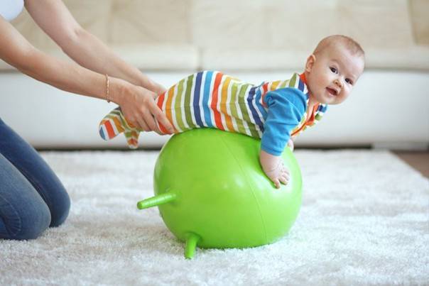 Гимнастика для ребенка 7, 8, 9, 10 месяцев: зарядка и упражнения для ползания, лфк для грудничков