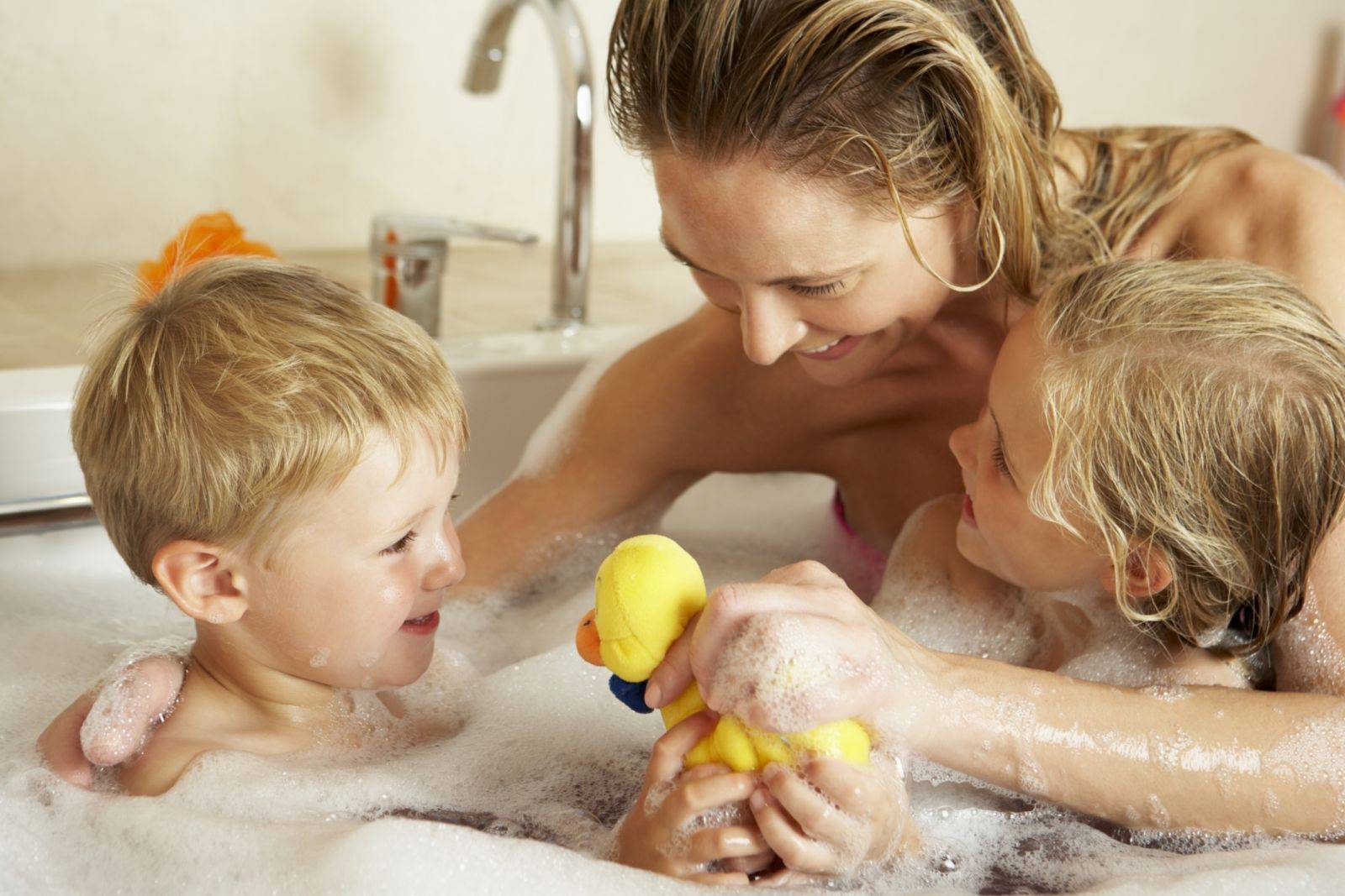 Молодая мама в душе. Мама с малышом в ванне. Мама купается с детьми в ванной. Мама и малыш в ванной. Мать и ребенок в ванной.