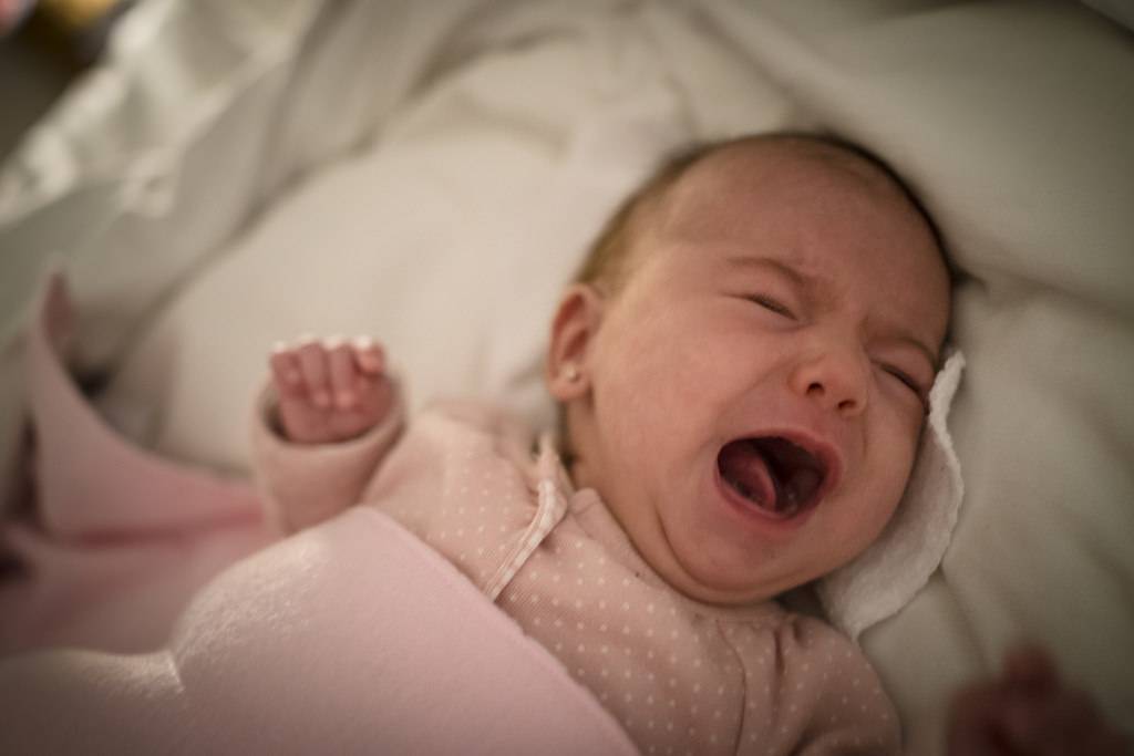 Ребёнок просыпается ночью и плачет: почему и что делать