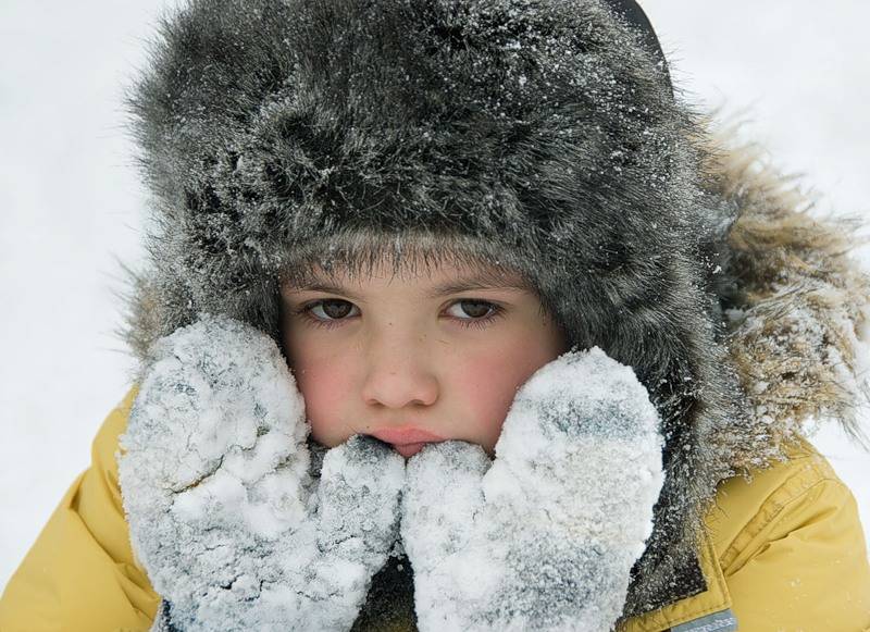 Ребенок замерз на улице