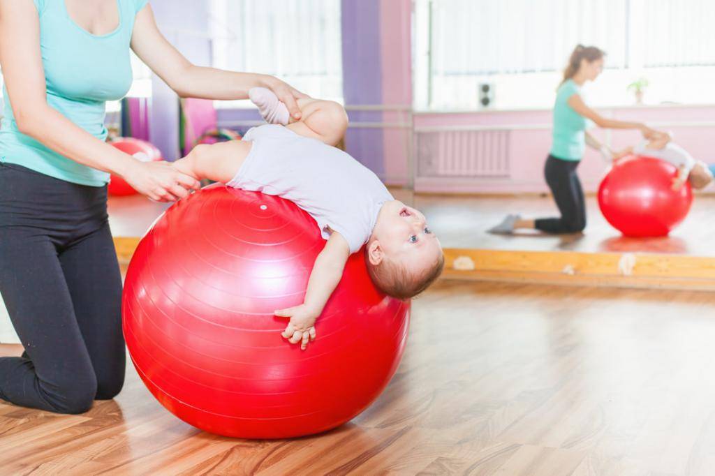 Упражнения на фитболе для грудничков: примеры занятий и польза гимнастики
