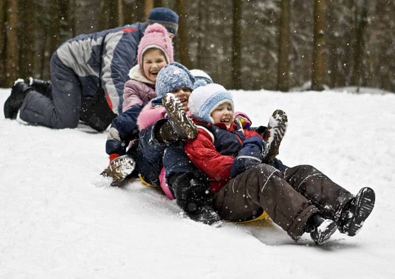 Во что играть с детьми на прогулке зимой: 16 предметов вне сезона