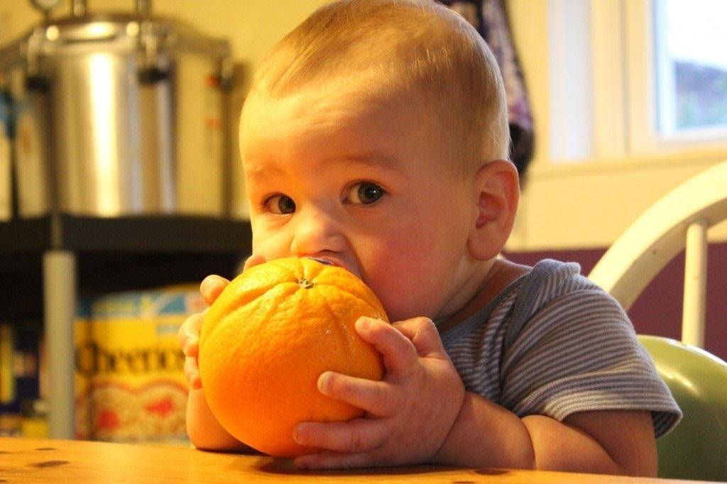 Когда ребенку можно давать апельсин