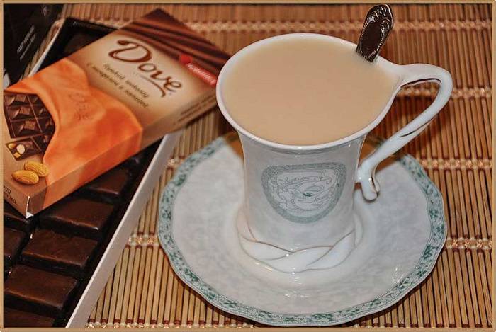 Чай с молоком при грудном вскармливании: можно ли пить мамам?