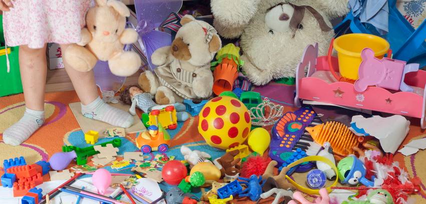 Как научить ребенка убирать за собой игрушки