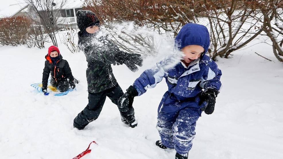 Зимние игры для детей на улице: чем занять ребенка на улице в снежную погоду