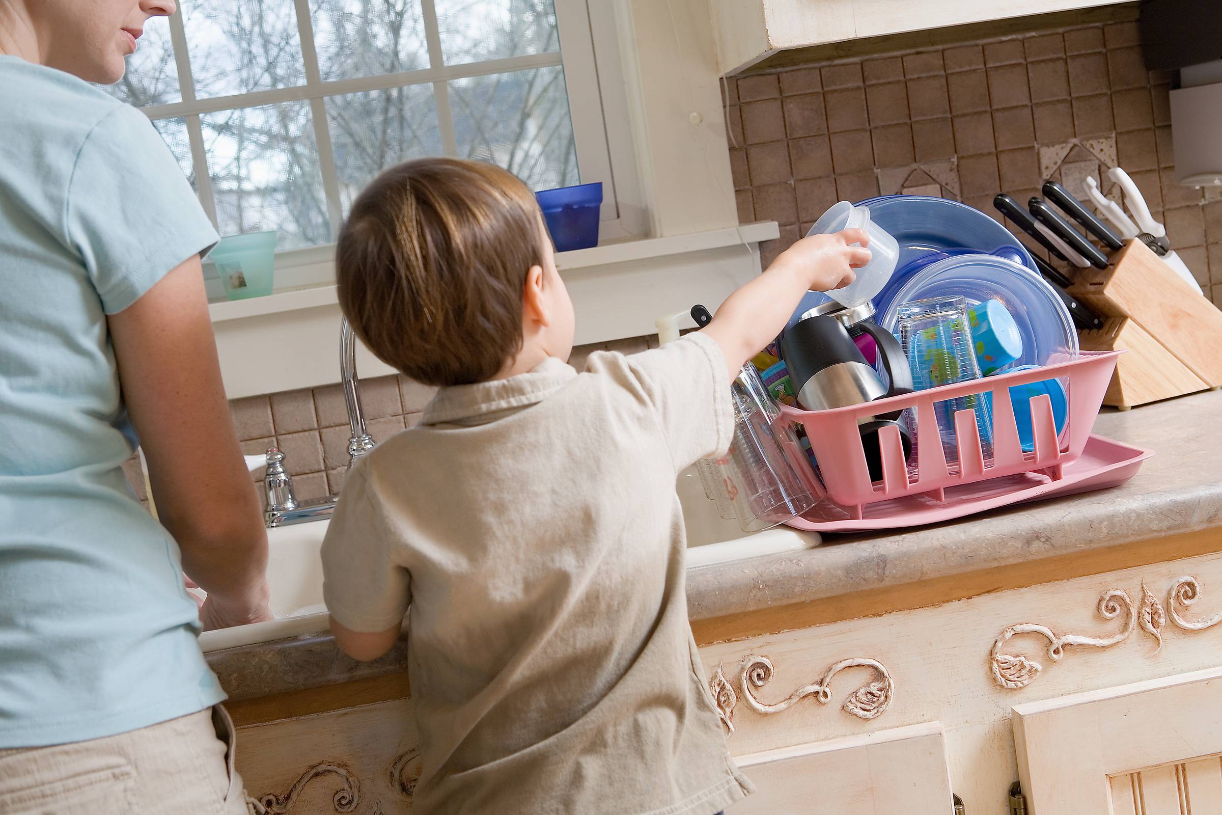 Семья моет посуду. Дети помогают родителям. Помогать маме по дому. Домашний труд детей. Помогаем маме.