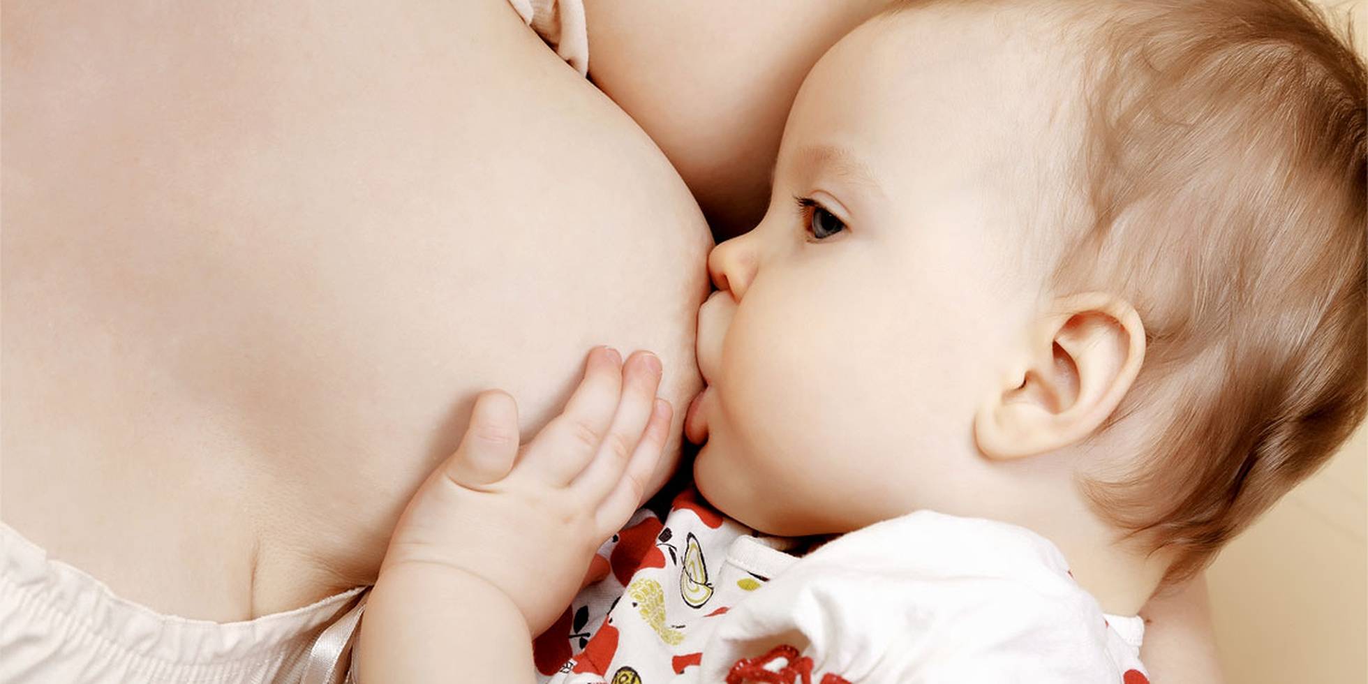 Ребёнок постоянно требует материнскую грудь. Причины и способы решения проблемы