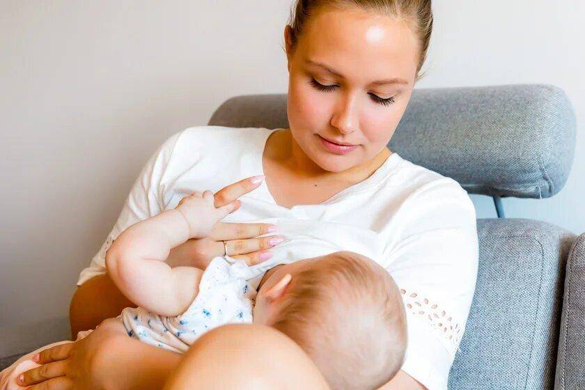 Окрашивание волос при кормлении грудью: как не навредить малышу и своей внешности