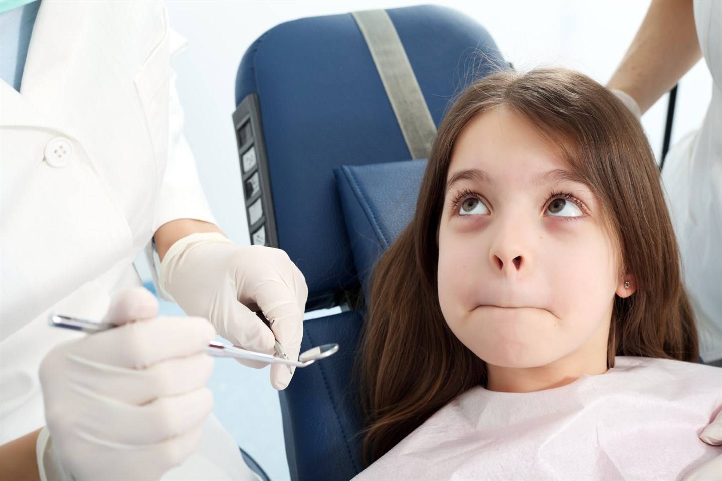 Ребёнок боится лечить зубы: почему так происходит и что делать
