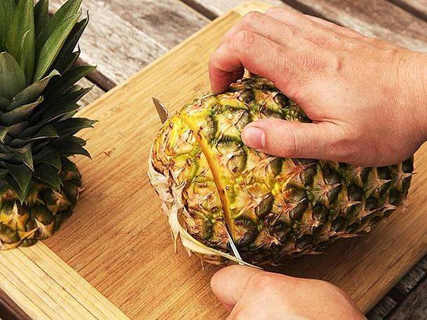 Как правильно выбрать спелый ананас при покупке в магазине и как его хранить