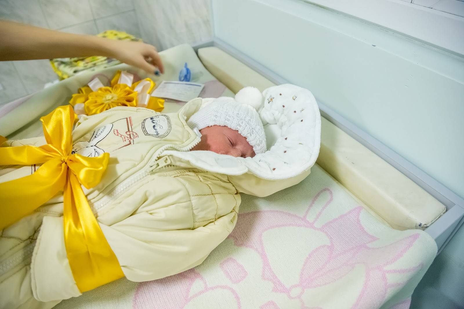 Как одеть новорожденного на выписку из роддома: полный список