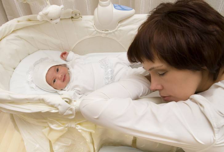 Что делать, если новорожденный путает день и ночь? традиционные и народные способы