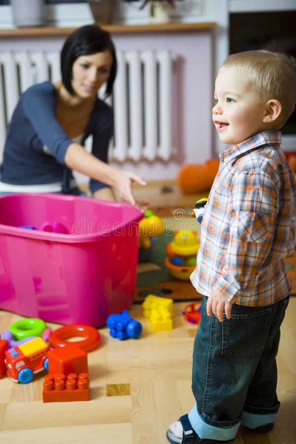 3 способа приучить ребенка убирать за собой игрушки