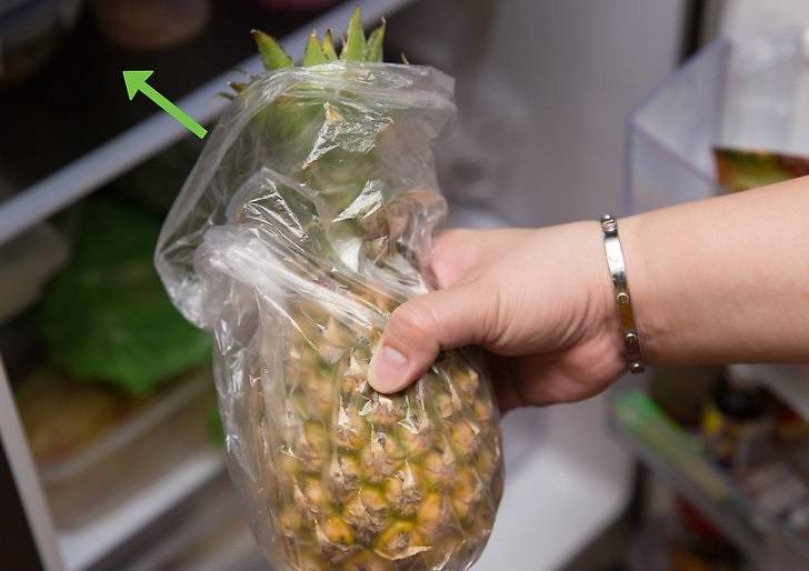 Как выбрать ананас и где его хранить: как выглядит спелый и сладкий фрукт, как правильно купить, где держать в домашних условиях и можно ли класть в холодильник?