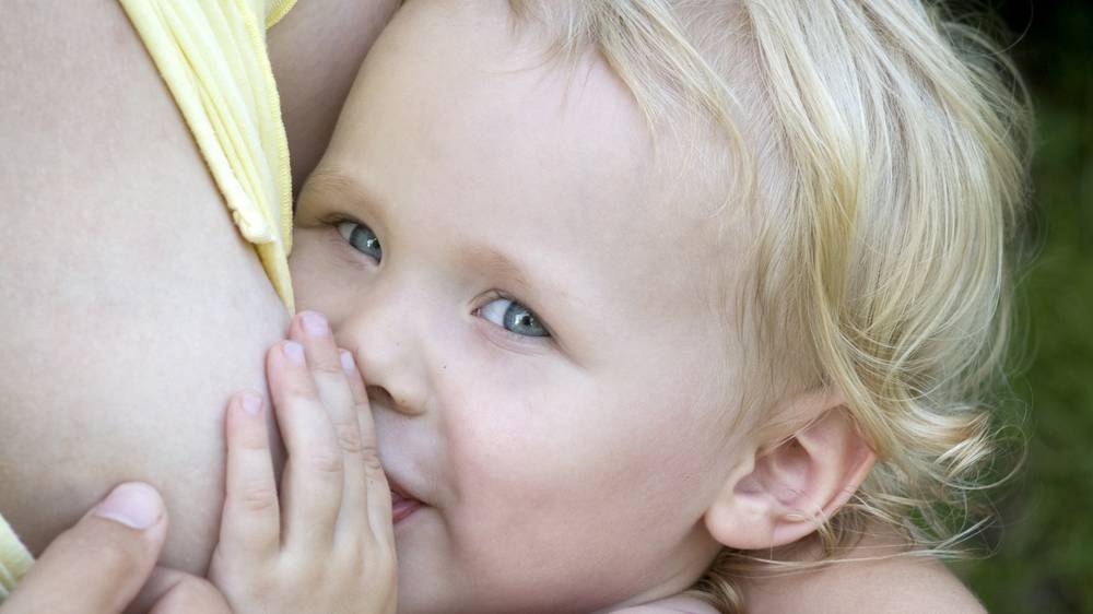 Ребенок всю ночь висит на груди: 9 полезных советов