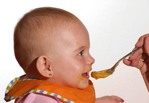 Как вводить желток в прикорм, когда можно давать белок яйца ребенку до года?
