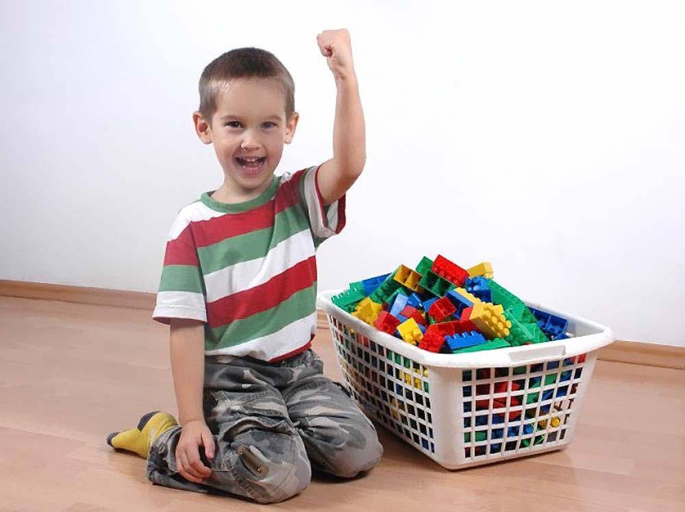 Как приучить ребенка убирать за собой игрушки: методы, которые точно работают