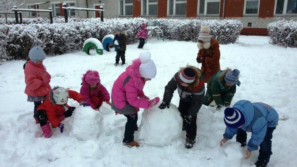 Во что поиграть с детьми на улице: зимние игры без снега