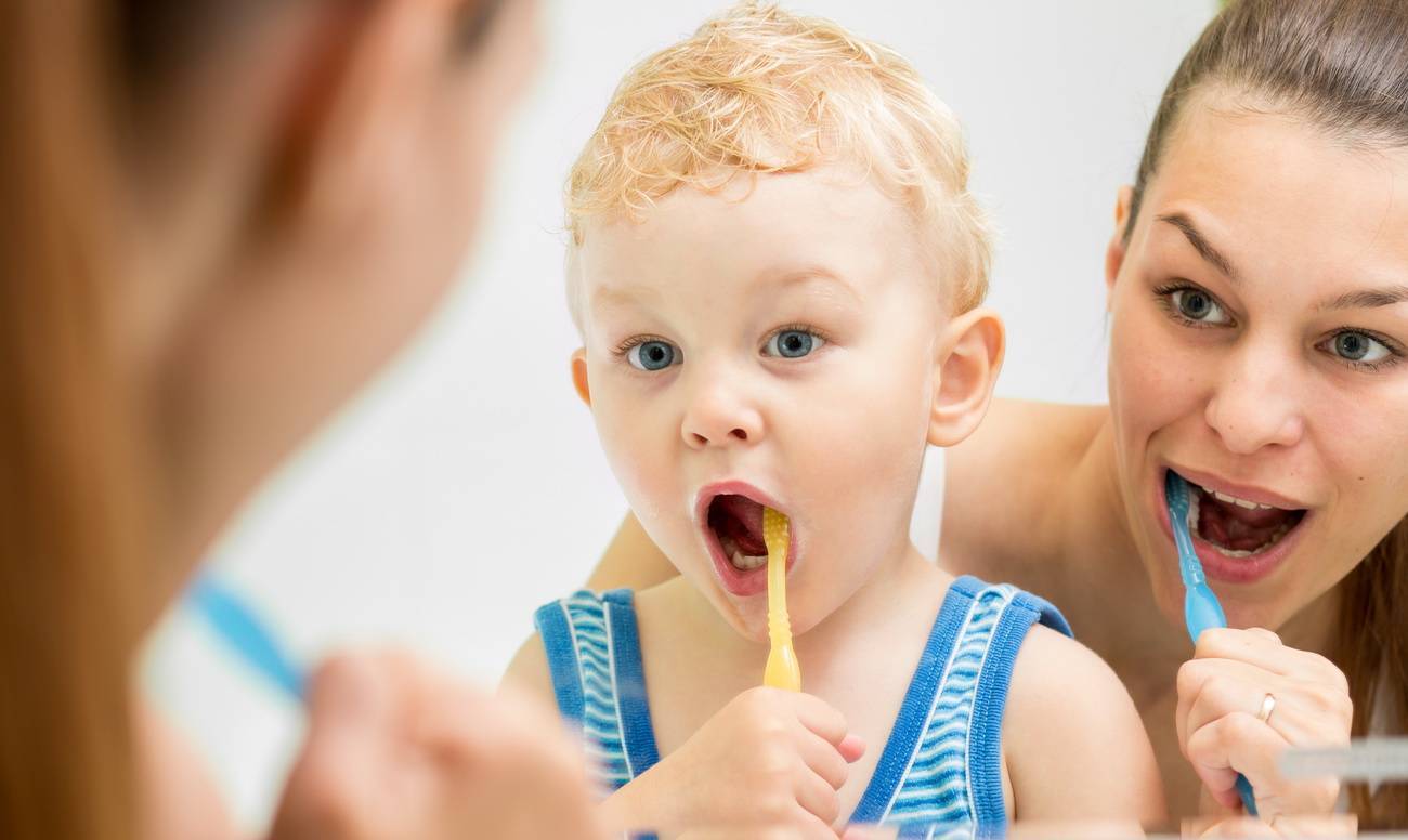 Когда начинать чистить зубы ребенку? с какого возраста ребенку нужно чистить зубы