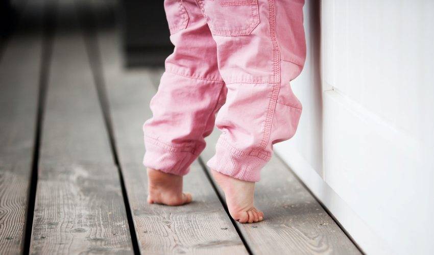 Почему ребенок ходит на носочках (цыпочках): причины, лечение - полонсил.ру - социальная сеть здоровья - медиаплатформа миртесен