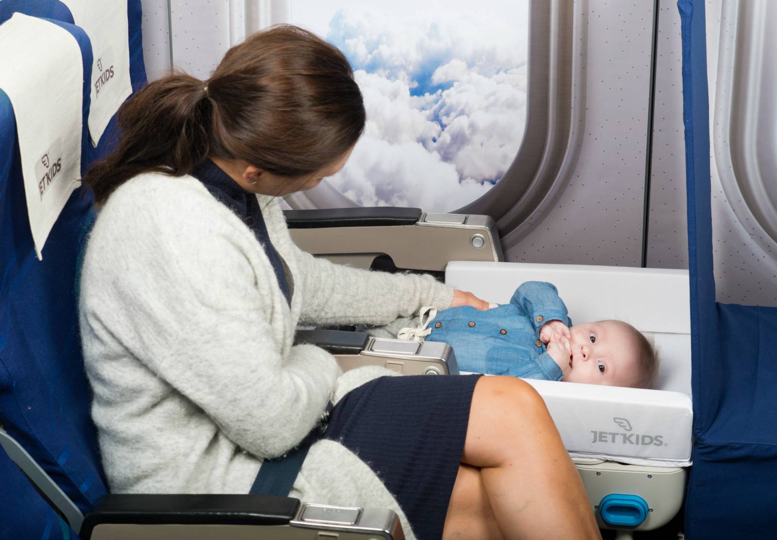Что можно ребенку в самолет. S7 люлька для новорожденных в самолете. Люлька в самолете для ребенка. Места в самолете для младенцев. Младенец в самолете.