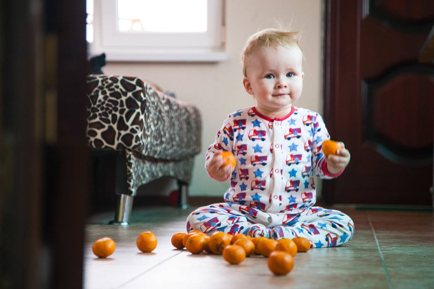 Малыш с мандаринами