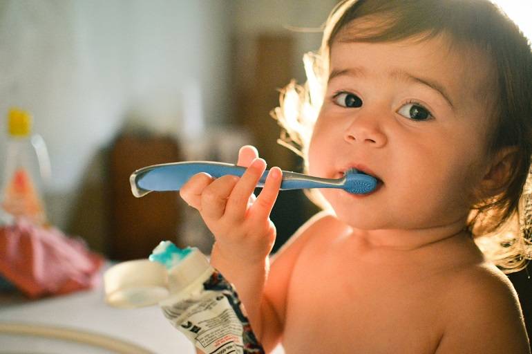 Удаление молочного зуба у детей – как вырвать ребенку временный зуб