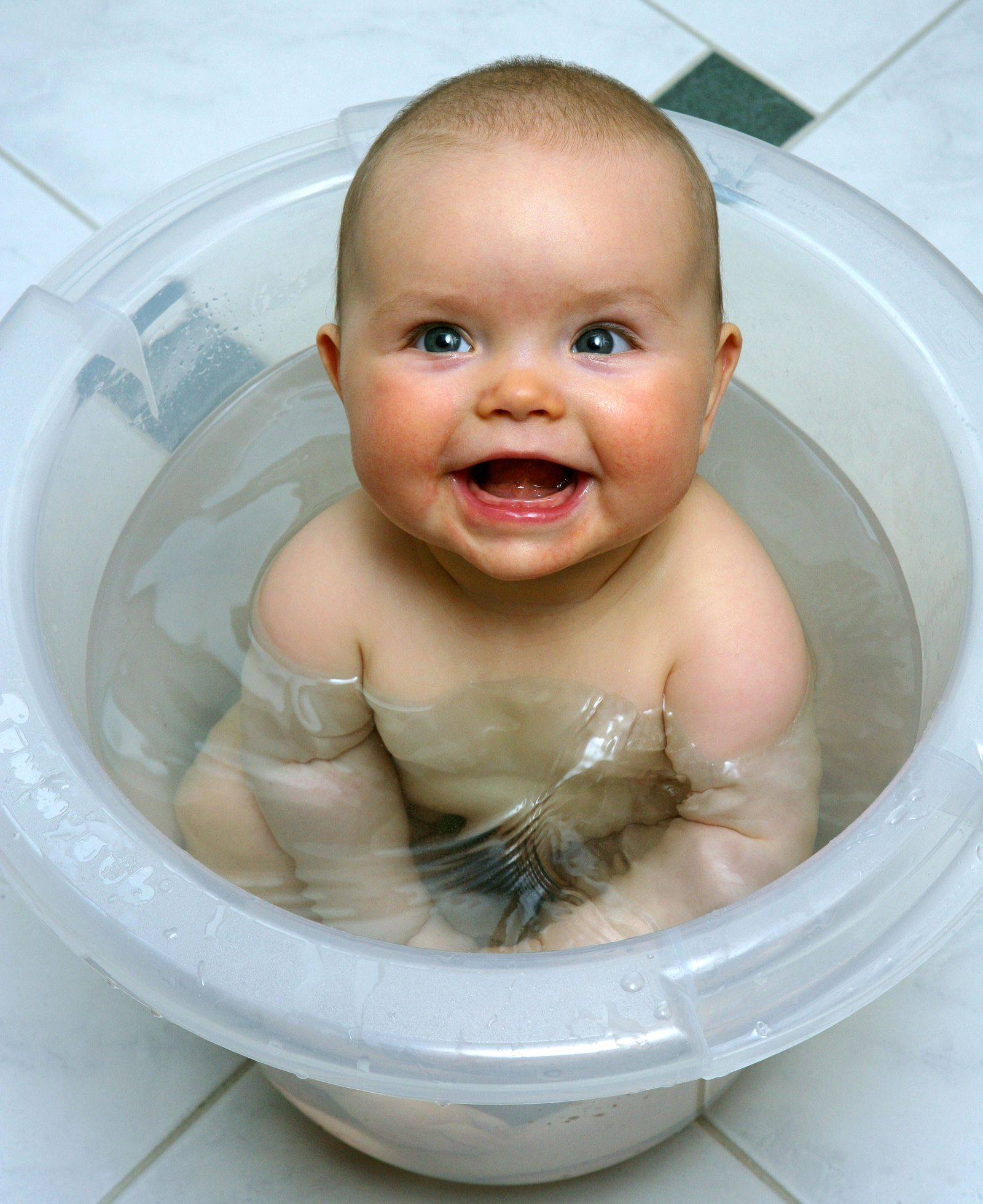 Детей моют в ванной. Малыш в ванной. Малыш купается. Дети которые моются. Купание малыша.