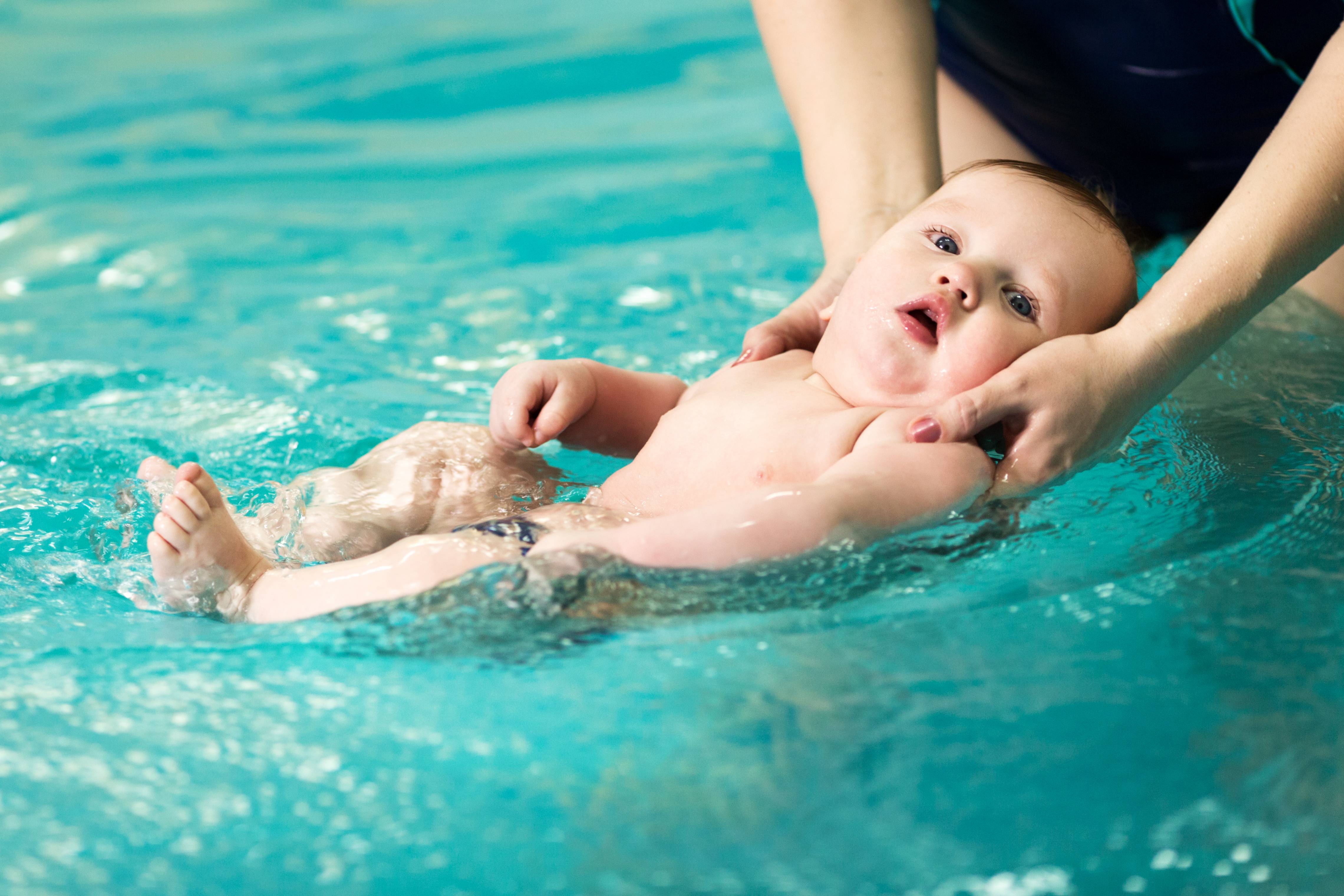 Плавание с грудничком в ванне и бассейне: полезные упражнения