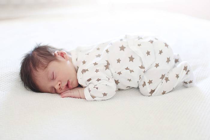 Узнаем можно ли новорожденному спать на животе после кормления? узнаем можно ли новорожденному спать на животе у мамы?