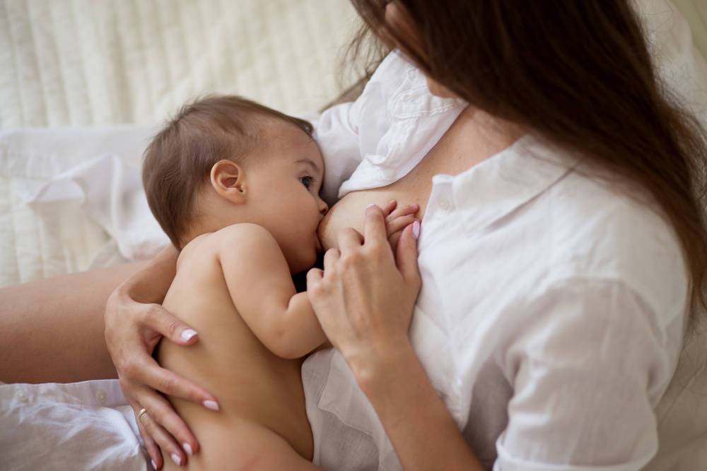 Изюм при грудном вскармливании (17 фото): можно ли кормящей маме есть сушеные ягоды в первый месяц при гв, польза для новорожденного при кормлении молоком